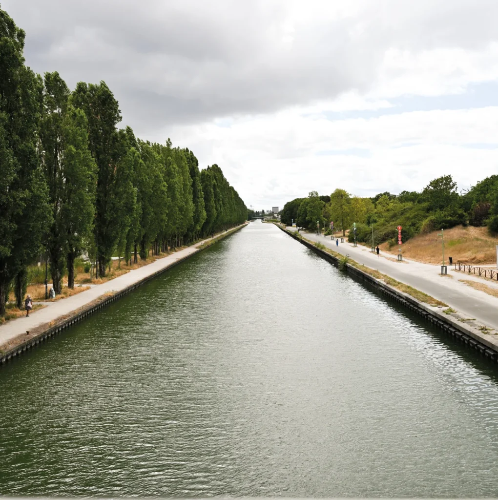 Le canal de l’Ourcq et ses berges arborées à Bobigny